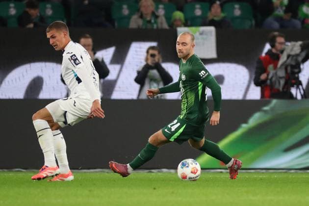 VfL vs Hoffebheim, 1 BL Wolfsburg, 02 11 2025, FOOTBALL VfL Wolfsburg vs TSG 1899 Hoffenheim, 1 BL, Season 2025 26 Grischa Prömel Hoffenheim , Christian Eriksen VfL Wolfsburg Wolfsburg Wolfsburg