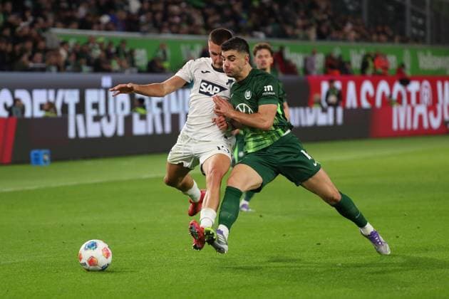 VfL vs Hoffebheim, 1 BL Wolfsburg, 02 11 2025, FOOTBALL VfL Wolfsburg vs TSG 1899 Hoffenheim, 1 BL, Season 2025 26 Jesper Lindström VfL Wolfsburg , Konstantinos Koulierakis VfL Wolfsburg Wolfsburg