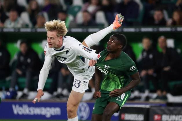 VfL vs Hoffebheim, 1 BL Wolfsburg, 02 11 2025, FOOTBALL VfL Wolfsburg vs TSG 1899 Hoffenheim, 1 BL, Season 2025 26 Max Moerstedt Hoffenheim , Saël Kumbedi VfL Wolfsburg Wolfsburg