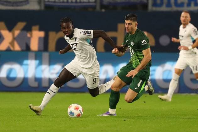VfL vs Hoffebheim, 1 BL Wolfsburg, 02 11 2025, FOOTBALL VfL Wolfsburg vs TSG 1899 Hoffenheim, 1 BL, Season 2025 26 Ihlas Bebou Hoffenheim , Konstantinos Koulierakis VfL Wolfsburg Wolfsburg