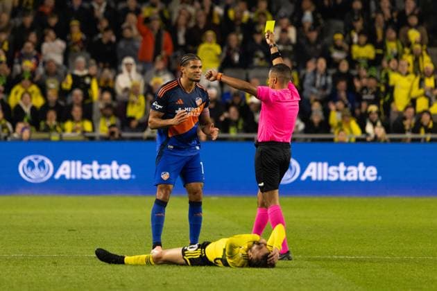 COLUMBUS, OH - NOVEMBER 02: Match Official Guido Gonzales Jr. gives a yellow card to FC Cincinnati Defender Miles Robinson (12) after fouling Columbus Crew Forward Diego Rossi 10 in the first half during the MLS, Fussball Herren, USA First Round Playoff match between The Columbus Crew and FC Cincinnati on November 2nd, 2025 at Lower.com Field in Columbus, OH. (Photo by Michael Brown Icon Sportswire) SOCCER: NOV 02 MLS Cup Playoffs Columbus Crew vs FC Cincinnati EDITORIAL USE ONLY Icon27025110213