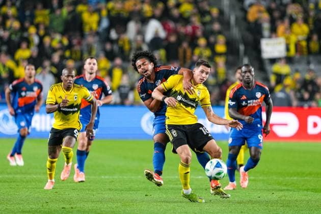 November 2, 2025, Columbus, Ohio, USA: Columbus Crew defender Malte Amundsen (18) attempts to make a pass with FC Cincinnati midfielder Evander (10) challenging from behind during an MLS, Fussball Herren, USA playoff game at Lower.com Field Columbus USA - ZUMAt168 20251102_zsp_t168_002 Copyright: xTrentxPattersonx