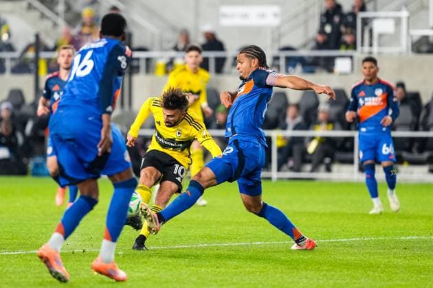 November 2, 2025, Columbus, Ohio, USA: FC Cincinnati defender Miles Robinson (12) lunges to block a shot by Columbus Crew forward Diego Rossi (10) during an MLS, Fussball Herren, USA playoff game at Lower.com Field Columbus USA - ZUMAt168 20251102_zsp_t168_004 Copyright: xTrentxPattersonx