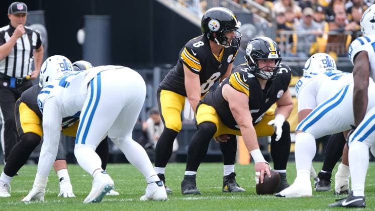Nov 2, 2025: Aaron Rodgers 8 during the 2025 Steelers vs Colts game in Pittsburgh, PA. CSM Pittsburgh USA - ZUMAcp5_ 20251102_faf_cp5_059 Copyright: xJasonxPohuskix