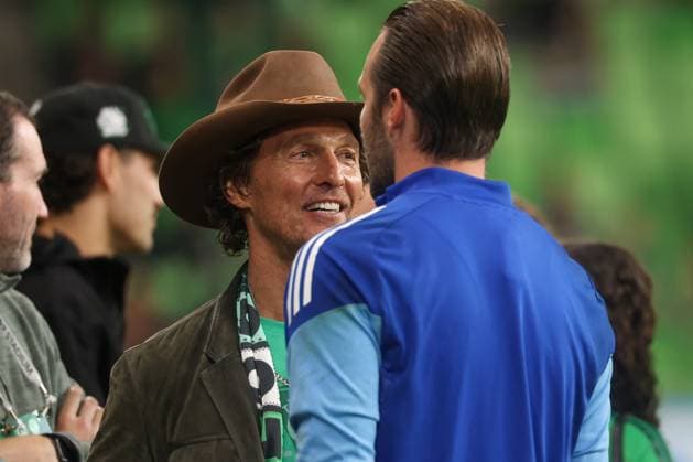 AUSTIN, TX - NOVEMBER 02: Matthew McConaughey talks to goalkeeper Brad Stuver 1 of Austin FC before the MLS, Fussball Herren, USA playoff match between Austin FC and Los Angeles FC on November 2, 2025, at Q2 Stadium in Austin, TX. (Photo by David Buono Icon Sportswire) SOCCER: NOV 02 MLS Cup Playoffs Austin FC vs LAFC EDITORIAL USE ONLY Icon251102002