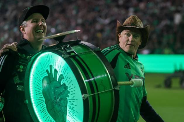AUSTIN, TX - NOVEMBER 02: Woody Harrelson beats the drum during the Heartbeat of Austin ceremony before the MLS, Fussball Herren, USA playoff match between Austin FC and Los Angeles FC on November 2, 2025, at Q2 Stadium in Austin, TX. (Photo by David Buono Icon Sportswire) SOCCER: NOV 02 MLS Cup Playoffs Austin FC vs LAFC EDITORIAL USE ONLY Icon251102003