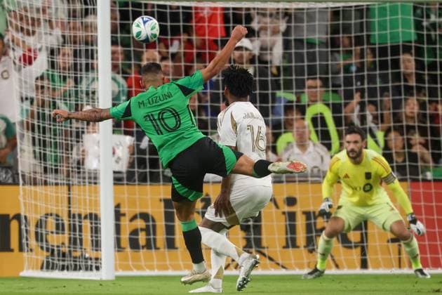 AUSTIN, TX - NOVEMBER 02: Midfielder Myrto Uzuni 10 of Austin FC misses a chance on gaol while defended by midfielder J. Marques Siqueira of Los Angeles FC during the MLS, Fussball Herren, USA playoff match between Austin FC and Los Angeles FC on November 2, 2025, at Q2 Stadium in Austin, TX. (Photo by David Buono Icon Sportswire) SOCCER: NOV 02 MLS Cup Playoffs Austin FC vs LAFC EDITORIAL USE ONLY Icon251102008