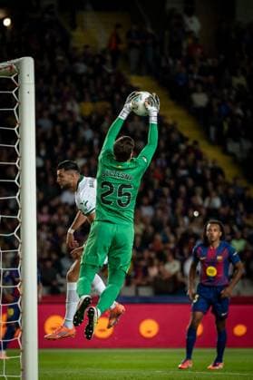 CALCIO - LaLiga - FC Barcelona, Barca - ELCHE CF Goalkeeper Wojciech Szczesny (FC Barcelona) controls the ball during a La Liga EA Sports match between FC Barcelona and Elche CF at Estadi Olimpic Lluis Companys in Barcelona, , Spain, on November 02 2025. Photo by Felipe Mondino Barcelona Spain  Copyright: xIPAxSport ABACAx