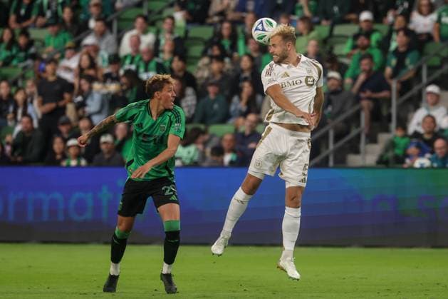 AUSTIN, TX - NOVEMBER 02: Defender Ryan Porteous 5 of Los Angeles FC heads the ball away from defender Guilherme Biro 29 of Austin FC during the MLS, Fussball Herren, USA playoff match between Austin FC and Los Angeles FC on November 2, 2025, at Q2 Stadium in Austin, TX. (Photo by David Buono Icon Sportswire) SOCCER: NOV 02 MLS Cup Playoffs Austin FC vs LAFC EDITORIAL USE ONLY Icon251102023