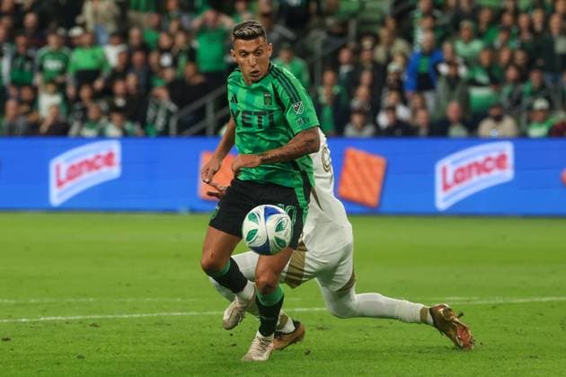 AUSTIN, TX - NOVEMBER 02: Midfielder Myrto Uzuni 10 of Austin FC turns for the ball inside the box while being defended by defender Nkosi Tafari 91 of Los Angeles FC during the MLS, Fussball Herren, USA playoff match between Austin FC and Los Angeles FC on November 2, 2025, at Q2 Stadium in Austin, TX. (Photo by David Buono Icon Sportswire) SOCCER: NOV 02 MLS Cup Playoffs Austin FC vs LAFC EDITORIAL USE ONLY Icon251102025