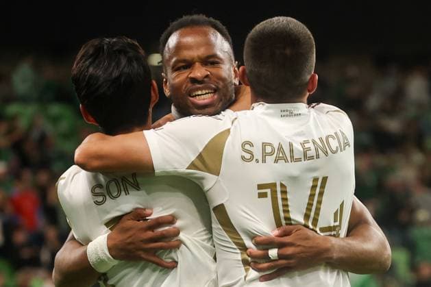 AUSTIN, TX - NOVEMBER 02: Forward Jeremy Ebobisse 17 of Los Angeles FC, forward Son Heung-Min 7 of Los Angeles FC and defender Sergi Palencia 14 of Los Angeles FC celebrate a late fourth goal during the MLS, Fussball Herren, USA playoff match between Austin FC and Los Angeles FC on November 2, 2025, at Q2 Stadium in Austin, TX. (Photo by David Buono Icon Sportswire) SOCCER: NOV 02 MLS Cup Playoffs Austin FC vs LAFC EDITORIAL USE ONLY Icon251102040
