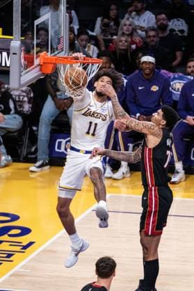 Los Angeles Lakers v Miami Heat - NBA, Basketball Herren, USA LOS ANGELES, UNITED STATES - NOVEMBER 02: Jackson Hayes (11) of LA Lakers dunks the ball against Ware (7) from the Miami Heat during the NBA basketball match between Los Angeles Lakers and Miami Heat at Crypto.com Arena in Los Angeles, United States on November 02, 2025. Jon Putman Anadolu Los Angeles World. Editorial use only. Please get in touch for any other usage.  Copyright: x2025xAnadoluxJonxPutmanx