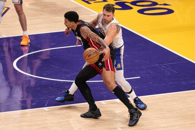 Los Angeles Lakers v Miami Heat - NBA, Basketball Herren, USA LOS ANGELES, UNITED STATES - NOVEMBER 02: Luka Doncic of LA Lakers seen stealing the ball from Ware (7) from the Miami Heat during the NBA basketball match between Los Angeles Lakers and Miami Heat at Crypto.com Arena in Los Angeles, United States on November 02, 2025. Jon Putman Anadolu Los Angeles World. Editorial use only. Please get in touch for any other usage.  Copyright: x2025xAnadoluxJonxPutmanx