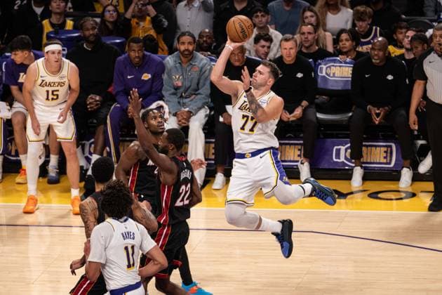 Los Angeles Lakers v Miami Heat - NBA, Basketball Herren, USA LOS ANGELES, UNITED STATES - NOVEMBER 02: Luka Doncic of LA Lakers seen making an acrobatic shot over Miami Heat defenders during the NBA basketball match between Los Angeles Lakers and Miami Heat at Crypto.com Arena in Los Angeles, United States on November 02, 2025. Jon Putman Anadolu Los Angeles World. Editorial use only. Please get in touch for any other usage.  Copyright: x2025xAnadoluxJonxPutmanx