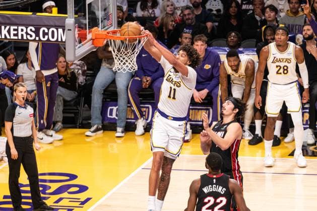 Los Angeles Lakers v Miami Heat - NBA, Basketball Herren, USA LOS ANGELES, UNITED STATES - NOVEMBER 02: Jackson Hayes (11) of Lakers dunks the ball against Ware (7) from the Miami Heat during the NBA basketball match between Los Angeles Lakers and Miami Heat at Crypto.com Arena in Los Angeles, United States on November 02, 2025. Jon Putman Anadolu Los Angeles World. Editorial use only. Please get in touch for any other usage.  Copyright: x2025xAnadoluxJonxPutmanx