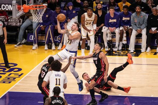 Los Angeles Lakers v Miami Heat - NBA, Basketball Herren, USA LOS ANGELES, UNITED STATES - NOVEMBER 02: Luka Doncic of Lakers makes a layup over Miami Heat defenders during the NBA basketball match between Los Angeles Lakers and Miami Heat at Crypto.com Arena in Los Angeles, United States on November 02, 2025. Jon Putman Anadolu Los Angeles World. Editorial use only. Please get in touch for any other usage.  Copyright: x2025xAnadoluxJonxPutmanx