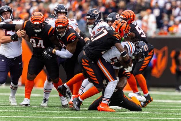 November 02, 2025: Chicago Bears running back Kyle Monangai (25) runs with the ball as Cincinnati Bengals safety Jordan Battle (27) defends during NFL, American Football Herren, USA game action at Paycor Stadium in Cincinnati, Ohio. CSM Cincinnati United States of America - ZUMAc04_ 20251102_zma_c04_291 Copyright: xJohnxMersitsx