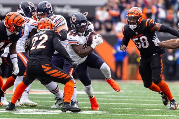 November 02, 2025: Chicago Bears running back Kyle Monangai (25) runs with the ball as Cincinnati Bengals safety Geno Stone (22) pursues during NFL, American Football Herren, USA game action at Paycor Stadium in Cincinnati, Ohio. CSM Cincinnati United States of America - ZUMAc04_ 20251102_zma_c04_312 Copyright: xJohnxMersitsx