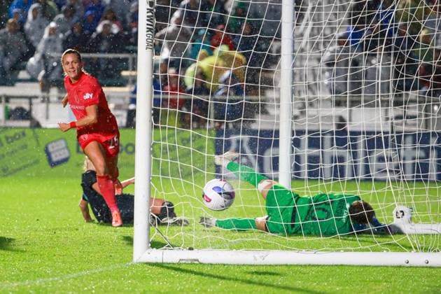 CARY, NC - NOVEMBER 02: Meredith Speck 25 of the North Carolina Courage scores a goal in the 14th minute during the game between the North Carolina Courage and Gotham FC on November 2, 2025 at First Horizon Stadium in Cary, NC. (Photo by Nicholas Faulkner Icon Sportswire) SOCCER: NOV 02 NWSL NC Courage vs Gotham FC EDITORIAL USE ONLY Icon251102004