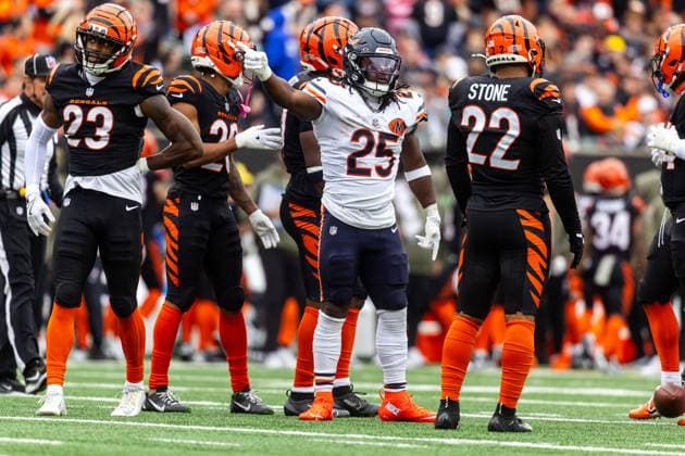 November 02, 2025: Chicago Bears running back Kyle Monangai (25) motions first down during NFL, American Football Herren, USA game action against the Cincinnati Bengals at Paycor Stadium in Cincinnati, Ohio. CSM Cincinnati United States of America - ZUMAc04_ 20251102_zma_c04_321 Copyright: xJohnxMersitsx