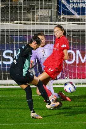 CARY, NC - NOVEMBER 02: Katie Stengel 28 of Gotham FC scores past Maycee Bell 27 of the North Carolina Courage and Casey Murphy 1 of the North Carolina Courage during the game between the North Carolina Courage and Gotham FC on November 2, 2025 at First Horizon Stadium in Cary, NC. (Photo by Nicholas Faulkner Icon Sportswire) SOCCER: NOV 02 NWSL NC Courage vs Gotham FC EDITORIAL USE ONLY Icon251102026