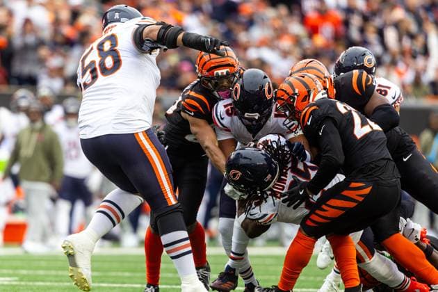 November 02, 2025: Players push the pile as Chicago Bears running back Kyle Monangai (25) runs with the ball during NFL, American Football Herren, USA game action against the Cincinnati Bengals at Paycor Stadium in Cincinnati, Ohio. CSM Cincinnati United States of America - ZUMAc04_ 20251102_zma_c04_329 Copyright: xJohnxMersitsx