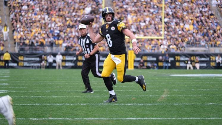 Nov 2, 2025: Aaron Rodgers 8 during the 2025 Steelers vs Colts game in Pittsburgh, PA. CSM Pittsburgh USA - ZUMAcp5_ 20251102_faf_cp5_300 Copyright: xJasonxPohuskix