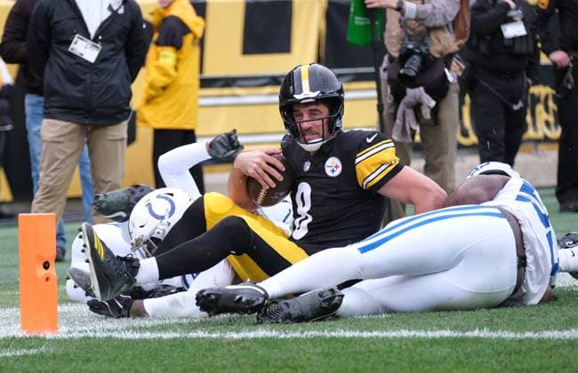 Nov 2, 2025: Aaron Rodgers 8 during the 2025 Steelers vs Colts game in Pittsburgh, PA. CSM Pittsburgh USA - ZUMAcp5_ 20251102_faf_cp5_317 Copyright: xJasonxPohuskix