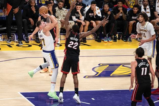 Los Angeles Lakers v Miami Heat - NBA, Basketball Herren, USA MIAMI, UNITED STATES - NOVEMBER 2: Los Angeles Lakers’ Luka Doncic (77) attempts a shot over Miami Heat’s Andrew Wiggins (22) during an NBA basketball game in Miami, United States, on November 2, 2025. Jon Putman Anadolu Miami United States. Editorial use only. Please get in touch for any other usage.  Copyright: x2025xAnadoluxJonxPutmanx