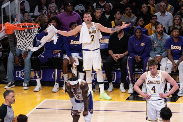 Los Angeles Lakers v Miami Heat - NBA, Basketball Herren, USA MIAMI, UNITED STATES - NOVEMBER 2: Los Angeles Lakers’ Luka Doncic (77) reacts while contesting a questionable foul call during an NBA basketball game in Miami, United States, on November 2, 2025. Jon Putman Anadolu Miami United States. Editorial use only. Please get in touch for any other usage.  Copyright: x2025xAnadoluxJonxPutmanx