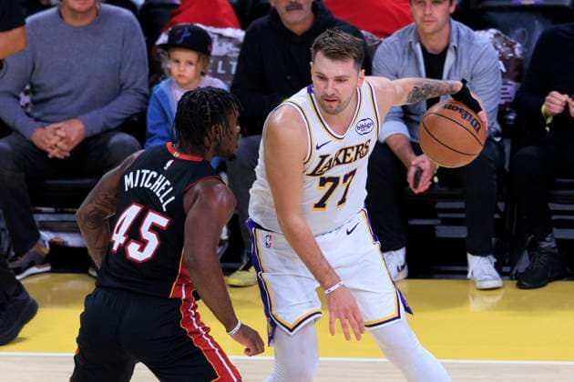 November 2, 2025, Los Angeles, California, USA: Luka Doncic 77 of the Los Angeles Lakers weaves around Davion Mitchell 45 of the Miami Heat during their regular season NBA, Basketball Herren, USA game on Sunday November 2, 2025 at Crypto.com Arena in Los Angeles, California. Lakers defeat Heat, 130-120. ARIANA RUIZ PI Los Angeles USA - ZUMAp124 20251102_zaa_p124_087 Copyright: xArianaxRuizx