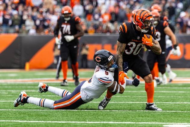 November 02, 2025: Cincinnati Bengals running back Chase Brown (30) runs with the ball as Chicago Bears safety Jaquan Brisker (9) defends during NFL, American Football Herren, USA game action at Paycor Stadium in Cincinnati, Ohio. CSM Cincinnati United States of America - ZUMAc04_ 20251102_zma_c04_337 Copyright: xJohnxMersitsx