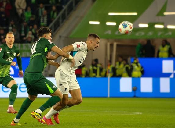 Germany Bundesliga 2025 26, 9 Matchday VfL Wolfsburg vs TSG Hoffenheim Volkswagen Arena Wolfsburg Tim Lemperle TSG Hoffenheim, 19 Jenson Seelt VfL Wolfsburg, 14 Copyright: xAymanxAlahmedx