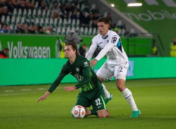 Germany Bundesliga 2025 26, 9 Matchday VfL Wolfsburg vs TSG Hoffenheim Volkswagen Arena Wolfsburg Mattias Svanberg VfL Wolfsburg, 32 Robin HranaÄ Robin Hranac TSG Hoffenheim, 2 Copyright: xAymanxAlahmedx