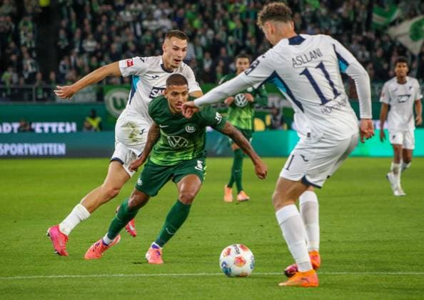 Germany Bundesliga 2025 26, 9 Matchday VfL Wolfsburg vs TSG Hoffenheim Volkswagen Arena Wolfsburg Fisnik Asllani TSG Hoffenheim, 11 Vinicius Souza VfL Wolfsburg, 5 Copyright: xAymanxAlahmedx