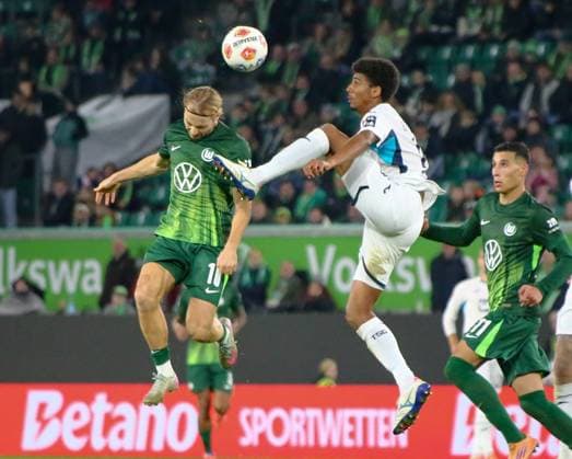 Germany Bundesliga 2025 26, 9 Matchday VfL Wolfsburg vs TSG Hoffenheim Volkswagen Arena Wolfsburg Lovro Majer VfL Wolfsburg, 10 Bernardo TSG Hoffenheim, 13 Copyright: xAymanxAlahmedx