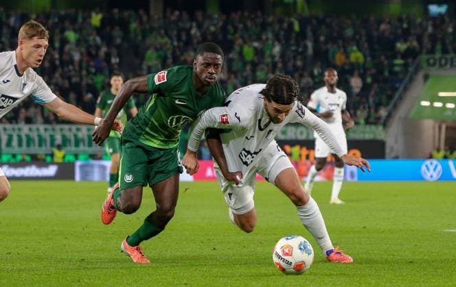 Germany Bundesliga 2025 26, 9 Matchday VfL Wolfsburg vs TSG Hoffenheim Volkswagen Arena Wolfsburg SaÃ l Kumbedi Sael Kumbedi VfL Wolfsburg, 26 Leon Avdullahu TSG Hoffenheim, 7 Copyright: xAymanxAlahmedx
