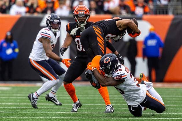 November 02, 2025: Chicago Bears defensive back C.J. Gardner-Johnson (35) makes the tackle on Cincinnati Bengals wide receiver Andrei Iosivas (80) during NFL, American Football Herren, USA game action between the Chicago Bears and the Cincinnati Bengals at Paycor Stadium in Cincinnati, Ohio. CSM Cincinnati United States of America - ZUMAc04_ 20251102_zma_c04_352 Copyright: xJohnxMersitsx