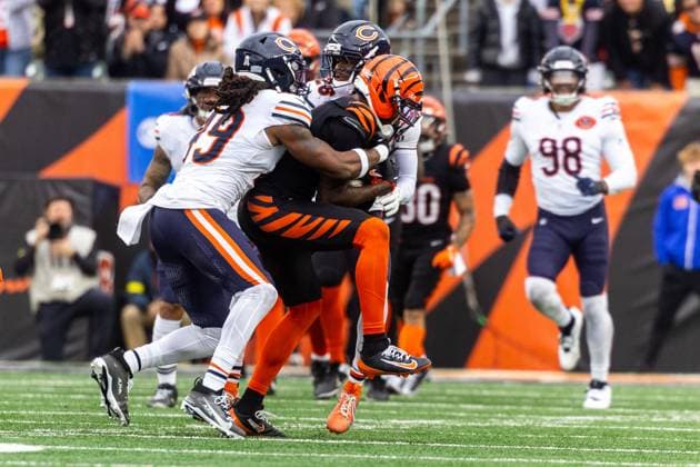 November 02, 2025: Cincinnati Bengals wide receiver Tee Higgins (5) runs with the ball as Chicago Bears linebacker Tremaine Edmunds (49) pursues during NFL, American Football Herren, USA game action at Paycor Stadium in Cincinnati, Ohio. CSM Cincinnati United States of America - ZUMAc04_ 20251102_zma_c04_363 Copyright: xJohnxMersitsx