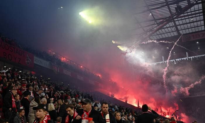 02 11 2025, xophax, Soccer 1 Bundesliga, 1 FC Koeln Hamburger SV Rhein Energie Stadion Fans Pyro , Raketen DFL DFB REGULATIONS PROHIBIT ANY USE OF PHOTOGRAPHS as IMAGE SEQUENCES and or QUASI VIDEO Koeln
