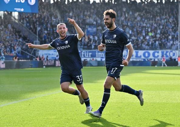 Jubel 2 0 Gerrit Holtmann VfL Bochum , Maximilian Wittek VfL Bochum , v re 02 11 2025, Fußball 2 Bundesliga, Saison 2025 2026, 11 Spieltag, VfL Bochum 1 FC Magdeburg 2 0 DFL regulations prohibit any use of photographs as image sequences and or quasi video Bochum Vonovia Ruhrstadion Nordrhein Westfalen Germany Team2