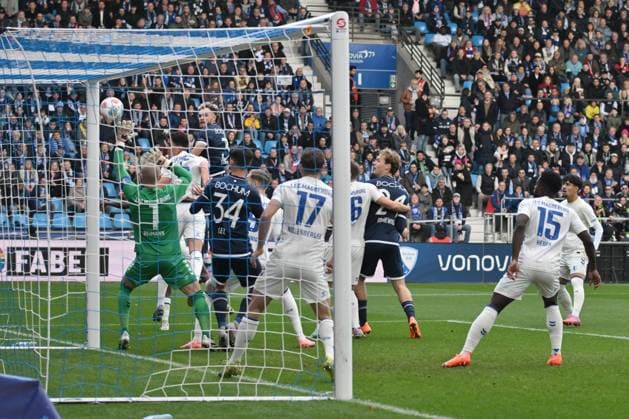 Philipp Strompf VfL Bochum , back mi , hits the goalpost with this header 02 11 2025, Soccer 2 Bundesliga, Season 2025 2026, 11 Matchday, VfL Bochum 1 FC Magdeburg 2 0 DFL regulations prohibit any use of photographs as image sequences and or quasi video Bochum Vonovia Ruhrstadion Nordrhein Westfalen Germany Team2
