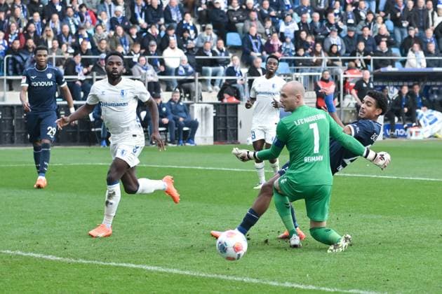 Francis Onyeka VfL Bochum , re , fails against goalkeeper Dominik Reimann 1 FC Magdeburg 02 11 2025, Fußball 2 Bundesliga, Saison 2025 2026, 11 Spieltag, VfL Bochum 1 FC Magdeburg 2 0 DFL regulations prohibit any use of photographs as image sequences and or quasi video Bochum Vonovia Ruhrstadion Nordrhein Westfalen Germany Team2