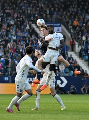 Header duel Mats Pannewig VfL Bochum , Daniel Heber 1 FC Magdeburg , v li 02 11 2025, Fußball 2 Bundesliga, Saison 2025 2026, 11 Spieltag, VfL Bochum 1 FC Magdeburg 2 0 DFL regulations prohibit any use of photographs as image sequences and or quasi video Bochum Vonovia Ruhrstadion Nordrhein Westfalen Germany Team2