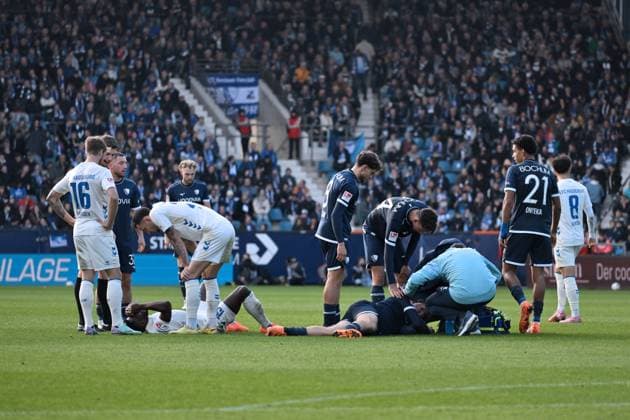 Injury to Daniel Heber 1 FC Magdeburg , left, and Mats Pannewig VfL Bochum after a header duel 02 11 2025, Soccer 2 Bundesliga, Season 2025 2026, Matchday 11, VfL Bochum 1 FC Magdeburg 2 0 DFL regulations prohibit any use of photographs as image sequences and or quasi video Bochum Vonovia Ruhrstadion Nordrhein Westfalen Germany Team2