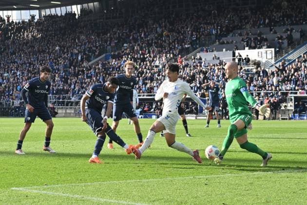 Farid Alfa Ruprecht VfL Bochum , li , fails to beat goalkeeper Dominik Reimann 1 FC Magdeburg 02 11 2025, Fußball 2 Bundesliga, Saison 2025 2026, 11 Spieltag, VfL Bochum 1 FC Magdeburg 2 0 DFL regulations prohibit any use of photographs as image sequences and or quasi video Bochum Vonovia Ruhrstadion Nordrhein Westfalen Germany Team2