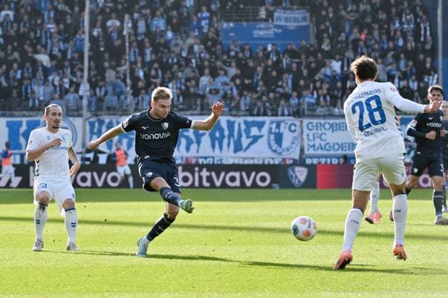 Leandro Morgalla VfL Bochum in action 02 11 2025, Football 2 Bundesliga, Season 2025 2026, 11 Matchday, VfL Bochum 1 FC Magdeburg 2 0 DFL regulations prohibit any use of photographs as image sequences and or quasi video Bochum Vonovia Ruhrstadion Nordrhein Westfalen Germany Team2