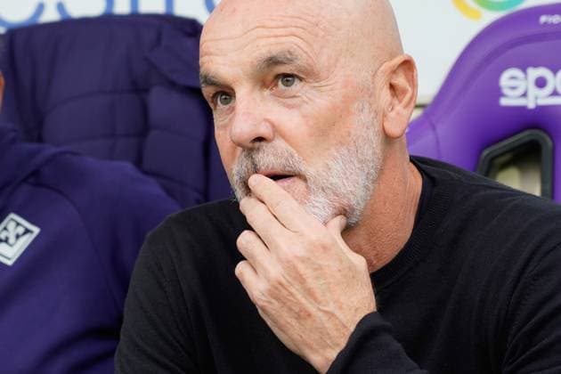 Fiorentina™s head coach Stefano Pioli gestures during the Serie A soccer match between Fiorentina and Lecce at the Artemio Franchi stadium in Florence, center of Italy - Sunday, November 02, 2025. - Soccer  Copyright: xMarcoxBucco LaxPressex