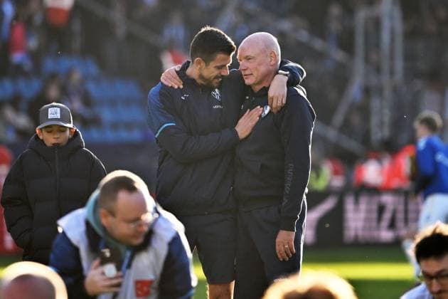Cheering coach Uwe Rösler VfL Bochum , re , with co-coach Anthony Losilla VfL Bochum 02 11 2025, Soccer 2 Bundesliga, Season 2025 2026, 11 Matchday, VfL Bochum 1 FC Magdeburg 2 0 DFL regulations prohibit any use of photographs as image sequences and or quasi video Bochum Vonovia Ruhrstadion Nordrhein Westfalen Germany Team2