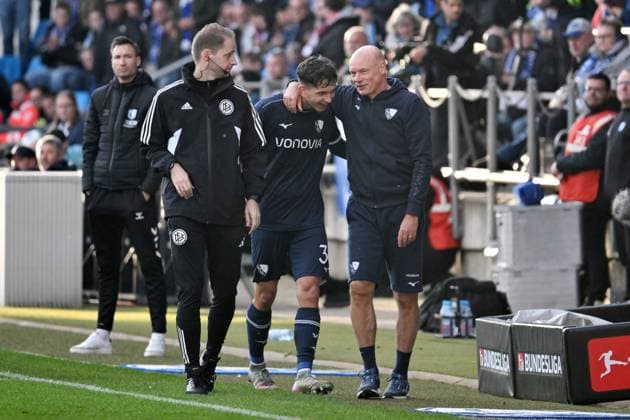 Coach Uwe Rösler VfL Bochum , re , with Cajetan Lenz VfL Bochum 02 11 2025, Soccer 2 Bundesliga, Season 2025 2026, 11 Matchday, VfL Bochum 1 FC Magdeburg 2 0 DFL regulations prohibit any use of photographs as image sequences and or quasi video Bochum Vonovia Ruhrstadion Nordrhein Westfalen Germany Team2